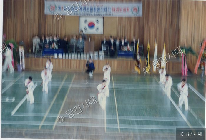 선수들이 태권도 대회에서 시범을 보이고 있다.