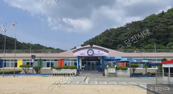 당진용연유치원 건물 전경이 보이 있다.