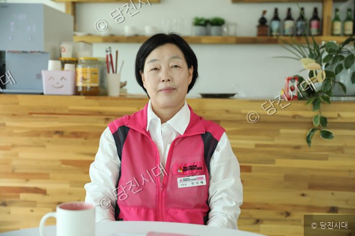 한다혜 지부장이 테이블에 앉아 정면을 응시하고 있다.