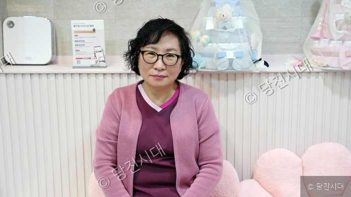 도로시 산후조리원 김정희 원장이 실내에서 포즈를 취하고 있다.