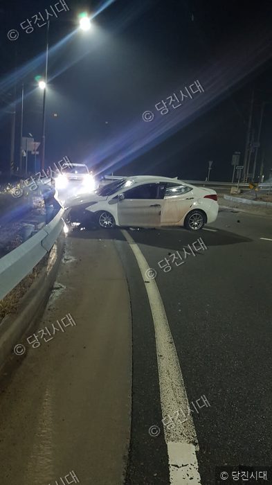 가교2리 회전교차로에서 차량 사고가 발생해 수습되고 있다.