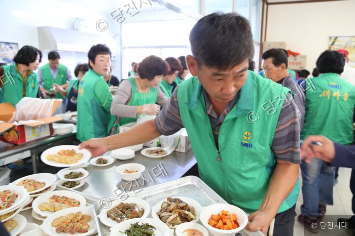 봉사자들이 식사 배식을 돕고 있다.