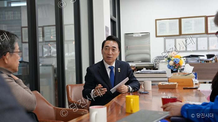 박수현 씨가 실내에서 사람들과 대화를 나누고 있다.