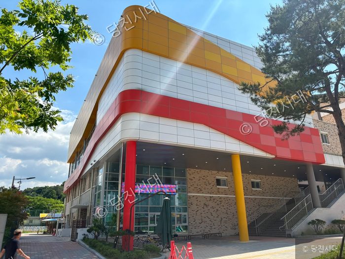 대덕초등학교에 건립된 학교복합시설 건물의 전경이다.