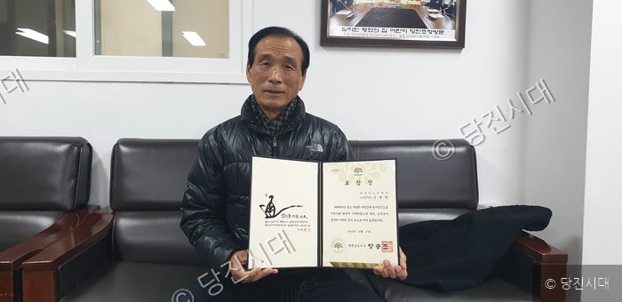 김종권 학장이 상장을 들고 포즈를 취하고 있다.