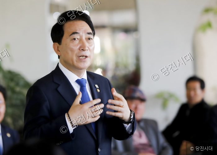 박수현 국회의원이 손짓을 하며 발언하고 있다.