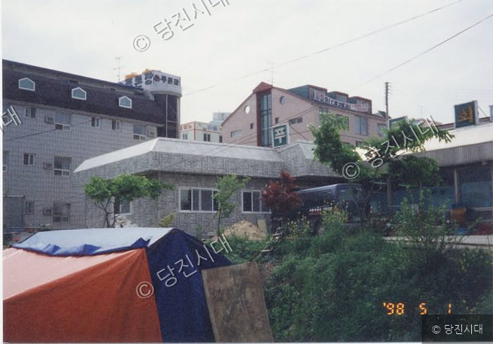 도심 속 주택가와 건물이 자리 잡고 있다.