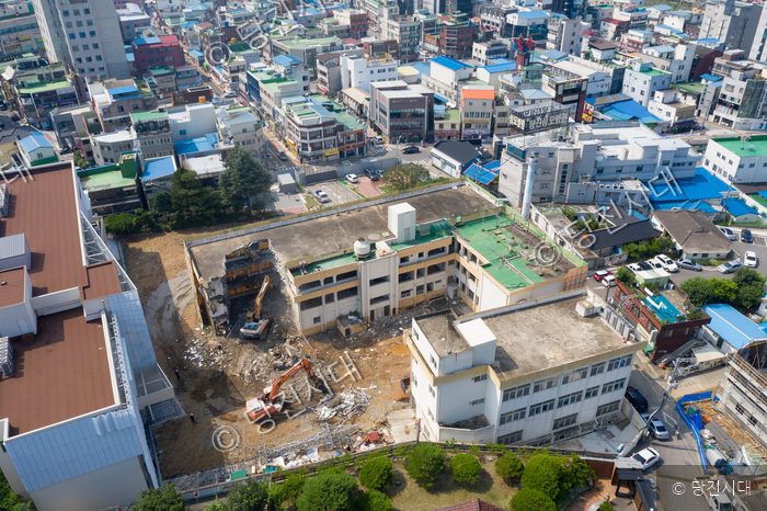 포크레인이 구 당진군청사를 철거하고 있다.
