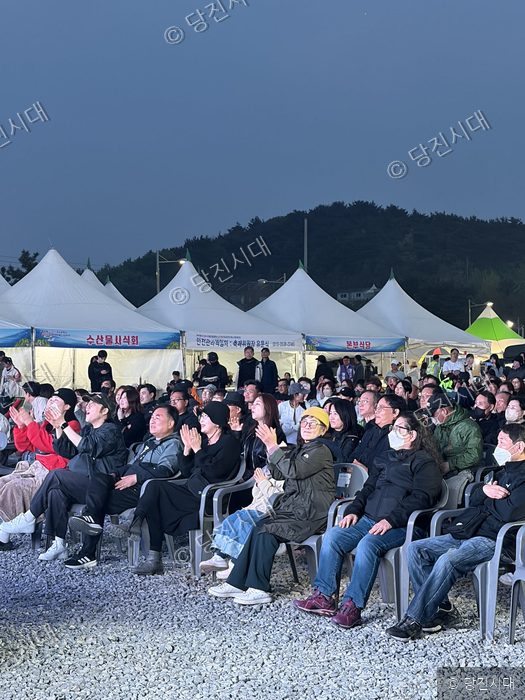 주민과 관광객들이 장고항 실치 축제장의 행사에 참여하고 있다.