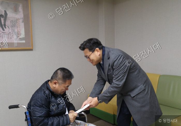 당진중앙성결교회 관계자가 어려운 이웃에게 성금을 전달하고 있다.