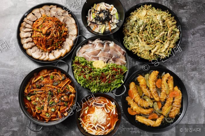 당진시 청룡길 17에서 오징어를 활용한 다양한 요리를 차려놓고 있다.