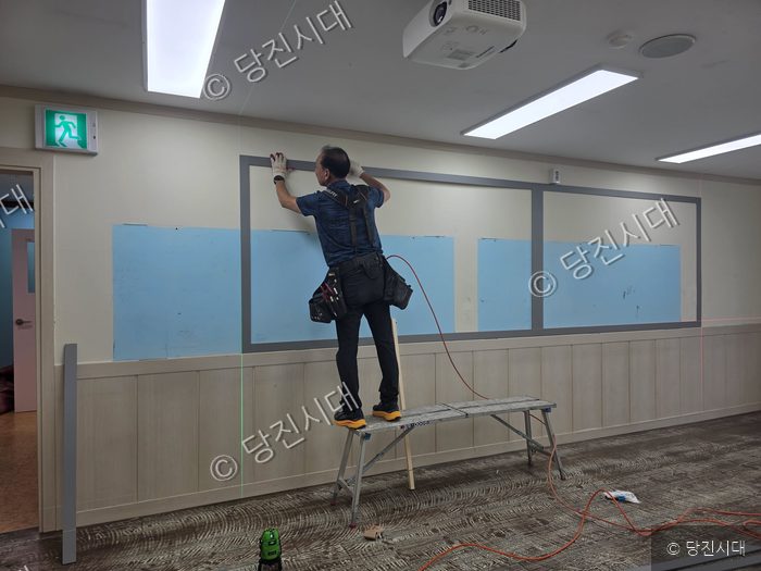 작업자가 합덕청소년방과후아카데미에서 교실 리모델링 공사를 하고 있다.