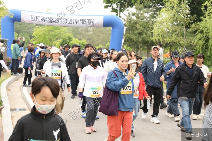 당진 합덕연호지에서 가족사랑달리기대회 최영민 관장 등이 달리고 있다.