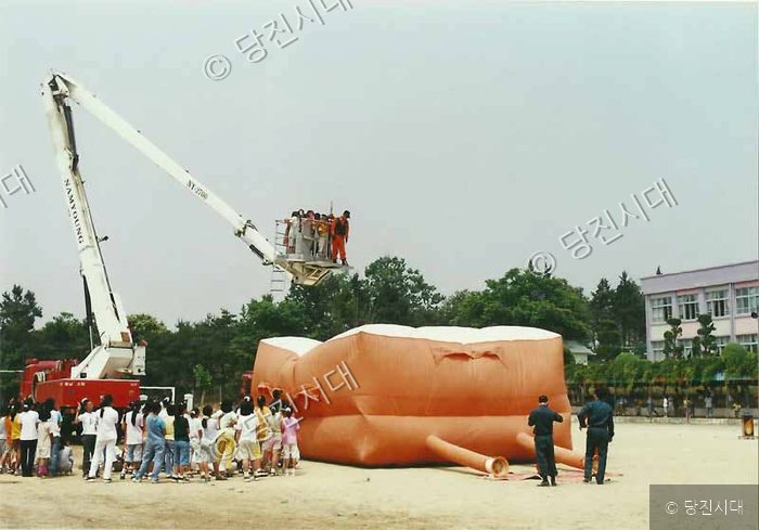 소방대원이 굴절차와 에어매트를 활용한 화재 대피 시범을 보이고 있다.