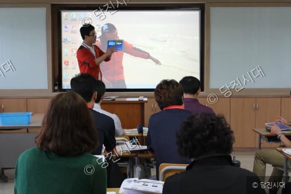 교실에서 스마트기기를 활용한 ICT 수업이 진행되고 있다.