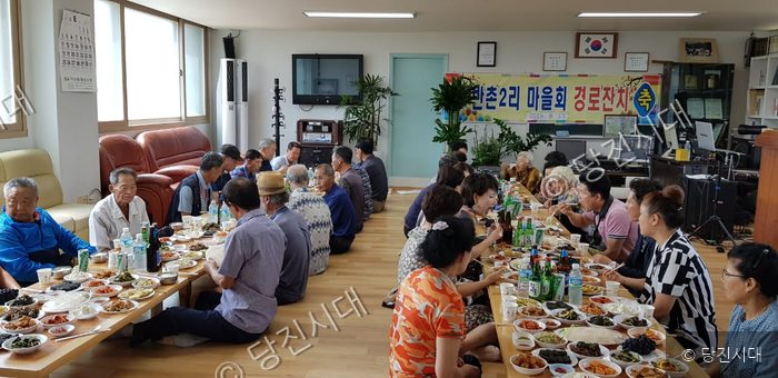 한촌2리 주민들이 경로잔치에 모여 식사를 하고 있다.
