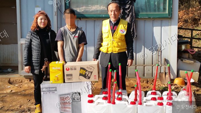 대한적십자사 봉사자가 이웃에게 난방유와 생필품을 지원하고 있다.