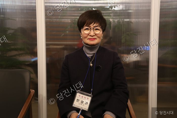 한상화 방통대 회장이 의자에 앉아 미소 짓고 있다.