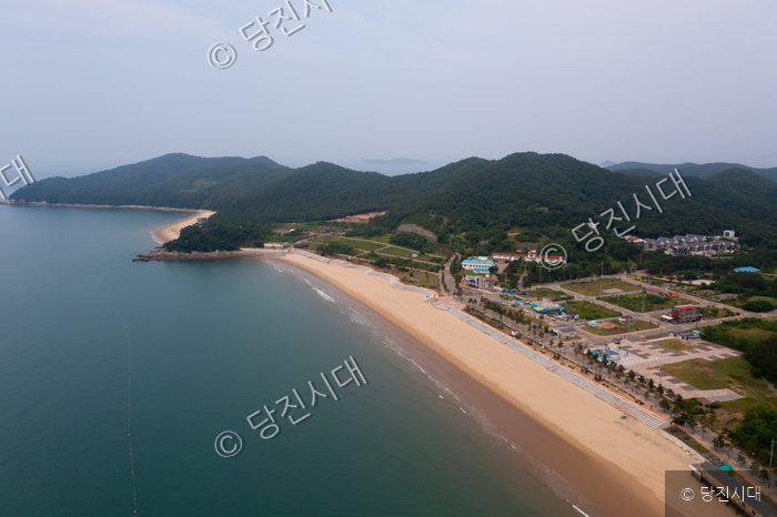 여름철을 맞아 관광객이 찾은 대난지섬 해수욕장 전경이다.