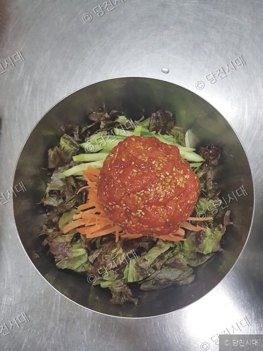 당진의 한 식당에서 준비된 신선한 육회비빔밥의 모습이다.