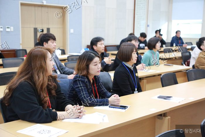 당진시학원연합회 관계자들이 세미나에 참석하여 경청하고 있다.