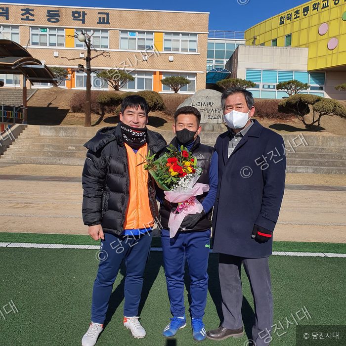 합덕FC 신임회장 취임식에서 회원들이 기념 촬영을 하고 있다.