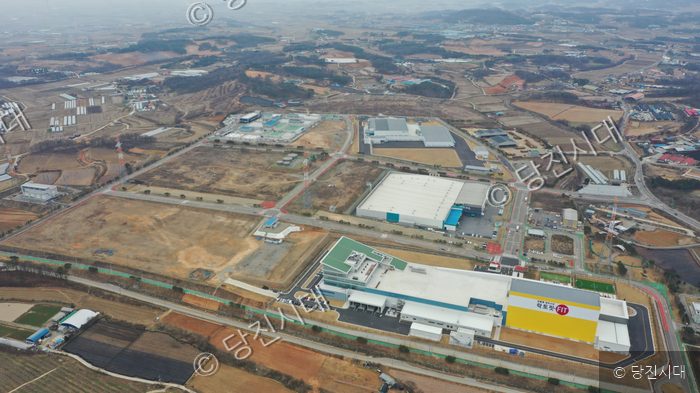 충남 당진 합덕인더스파크에 건립된 종근당건강 신규 공장 전경을 드론으로 촬영하고 있다.
