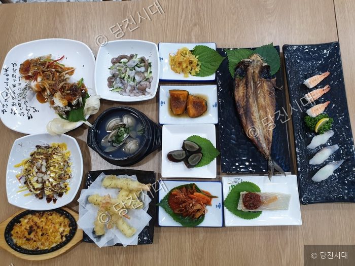 합덕읍 운산리 싱싱횟집에서 준비한 푸짐한 해산물 요리가 상에 차려져 있다.