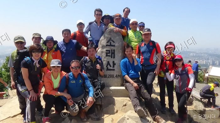 재인송악읍민회 회원들이 소래산 정상에서 기념촬영을 하고 있다.