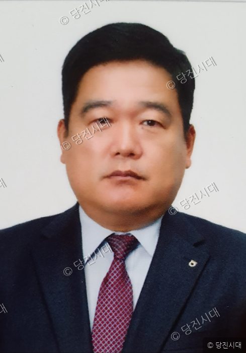 차종현 농협시지부장이 정장 차림으로 포즈를 취하고 있다.