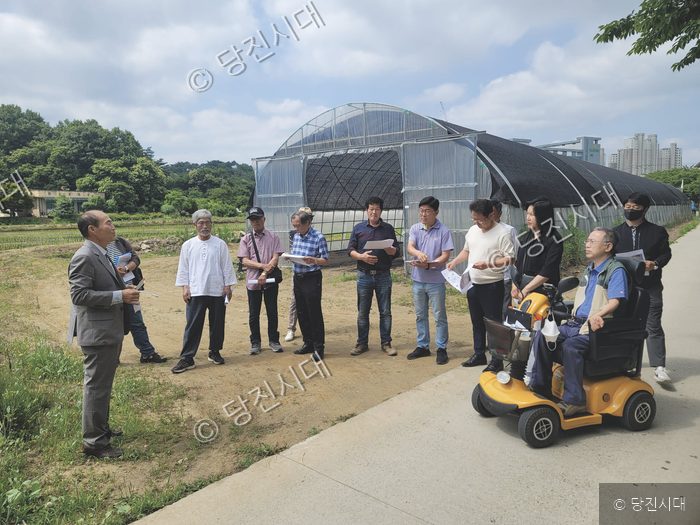 당진호수공원 후보지인 대덕동 현장을 관계자들이 방문해 둘러보고 있다.