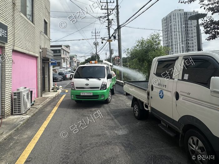 당진시보건소 관계자들이 하절기 집중 방역 활동을 벌이고 있다.