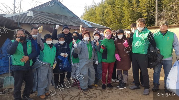 당진시 석문면 새마을지도자들이 봉사활동 후 기념 촬영을 하고 있다.