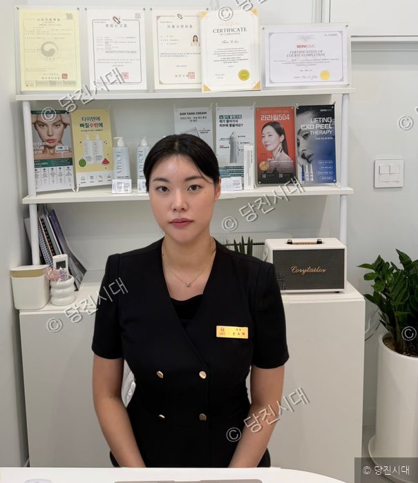 희소에스테틱 신소희 원장이 매장에서 포즈를 취하고 있다.