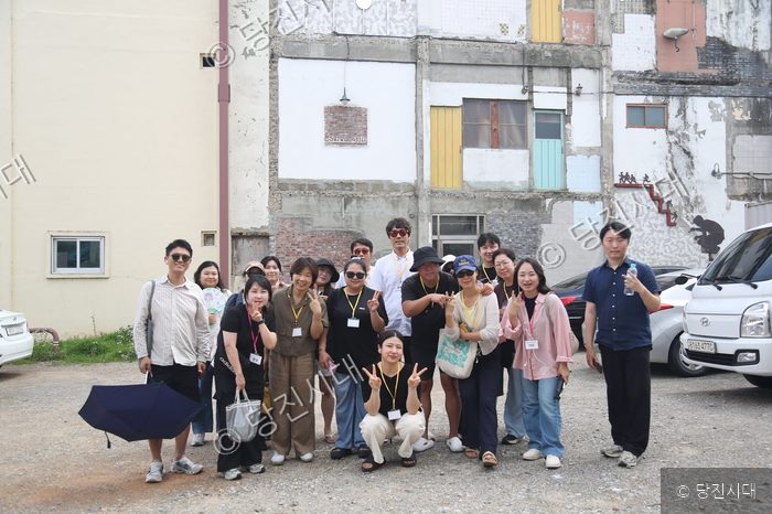 합덕도시재생뉴딜사업 참여자들이 야외에 모여 기념촬영을 하고 있다.