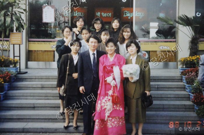산 정상에서 결혼 소식 전해 결혼식을 마치고 친구들과 찍은 사진이다.