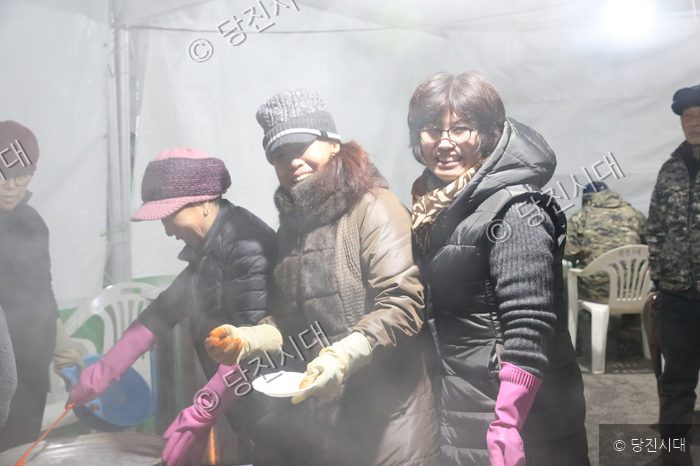 봉사자들이 해맞이 행사장에서 음식을 준비하고 있다.