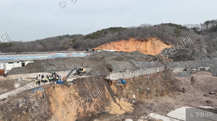 당진 옥현리 폐기물 적치장 현장에서 관계자들이 상황을 점검하고 있다.