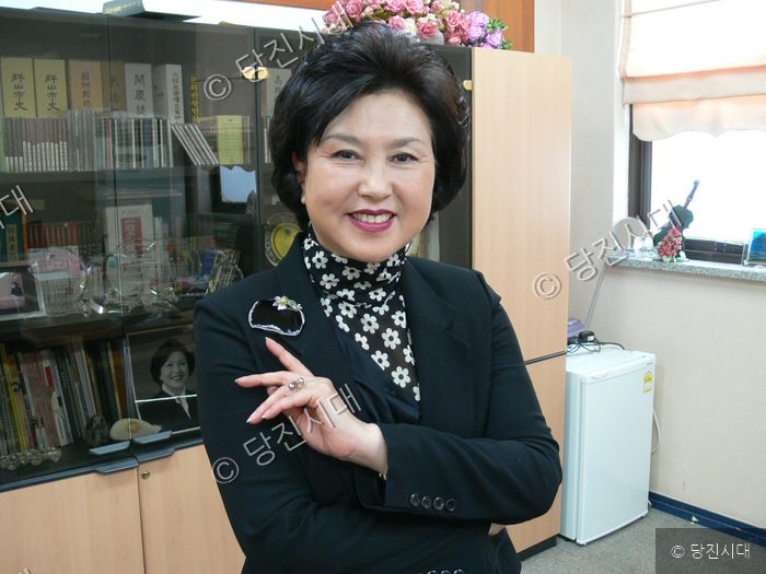 정정희 문화원장이 사무실에서 포즈를 취하고 있다.