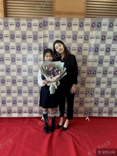 비바체피아노교습소 오슬아 원장이 피아노 콩쿠르에서 입상한 학생과 함께 기념 촬영을 하고 있다.