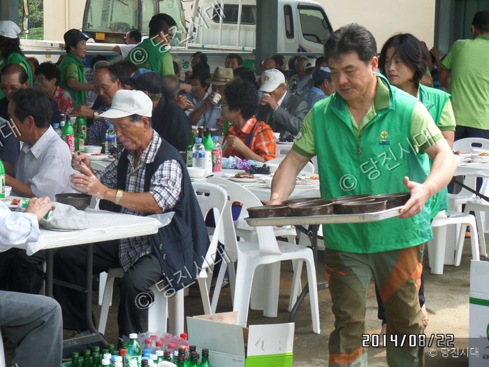 새마을운동 봉사자들이 어르신들께 식사를 배달하고 있다.