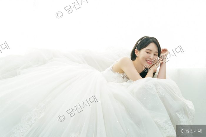 웨딩드레스를 입은 박경호 대표가 밝은 미소를 지으며 포즈를 취하고 있다.