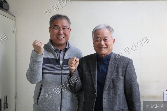 신병철 대표 등이 주먹을 쥐고 파이팅 포즈를 취하고 있다.