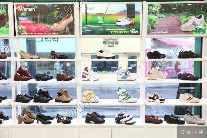 슈올즈 당진점 매장 진열대에 다양한 기능성 신발들이 진열되어 있다.