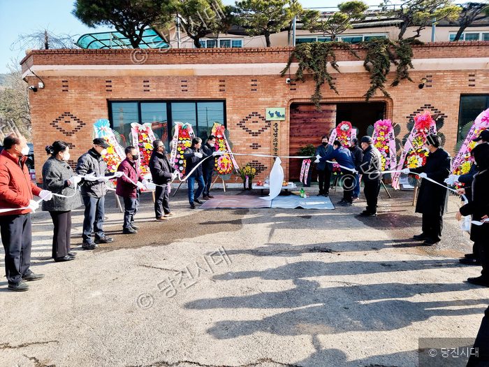 충남 염소영농조합법인 관계자들이 개소식에서 테이프 커팅을 하고 있다.