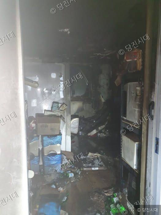 화재로 인해 그을리고 불에 탄 실내 모습이 보인다.