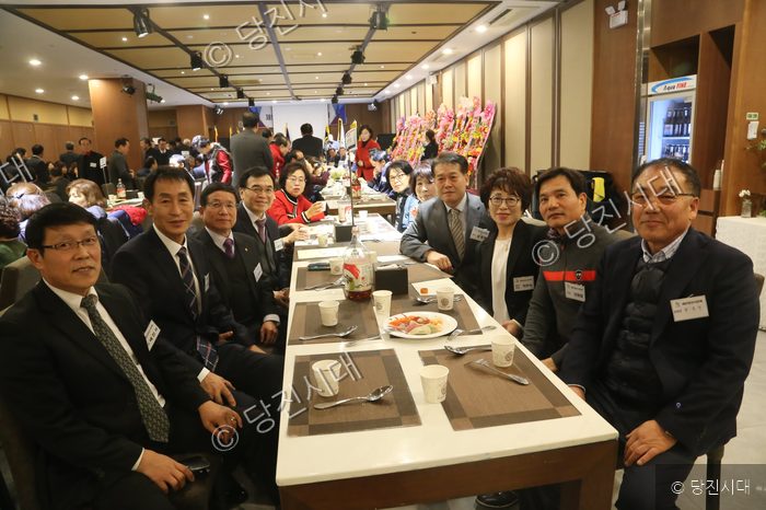 참석자들이 식탁에 둘러앉아 행사를 기념하고 있다.