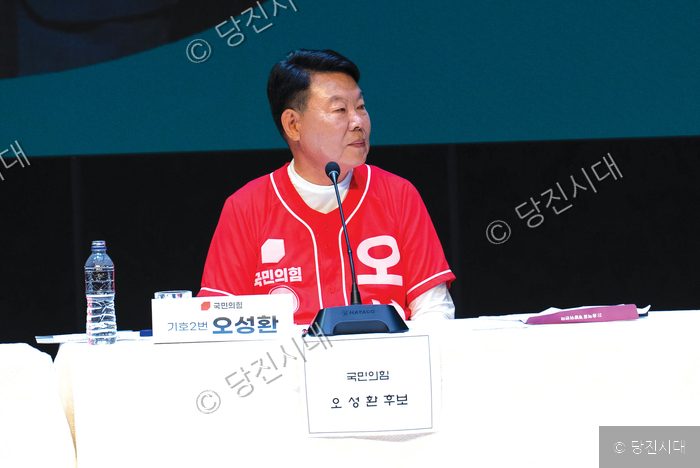 오성환 후보가 토론회에서 발언하고 있다.