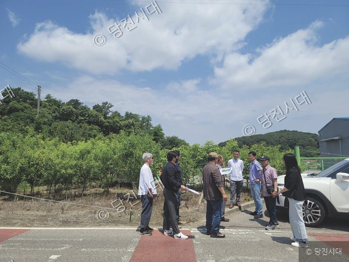 관계자들이 당진호수공원 후보지인 우두동 현장을 방문해 둘러보고 있다.