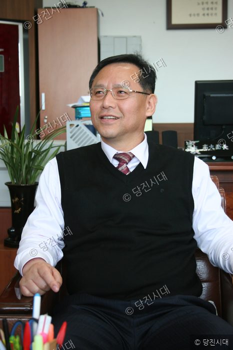 김원호 고대면장이 집무실에서 환하게 미소 짓고 있다.